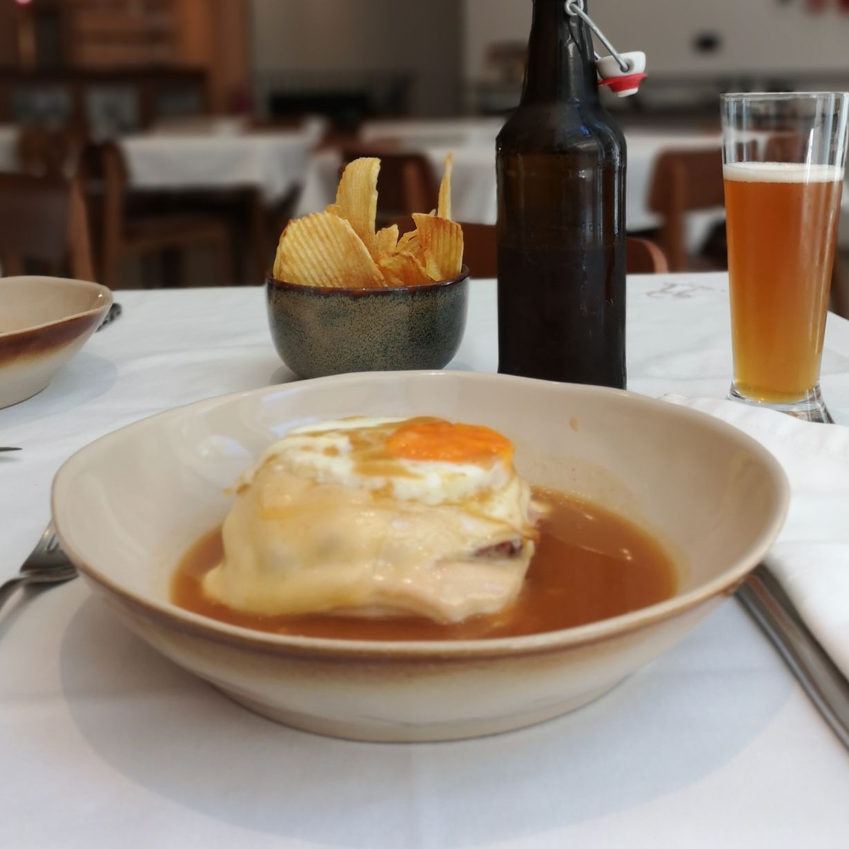 a francesinha original no restaurante a regaleira no centro do porto