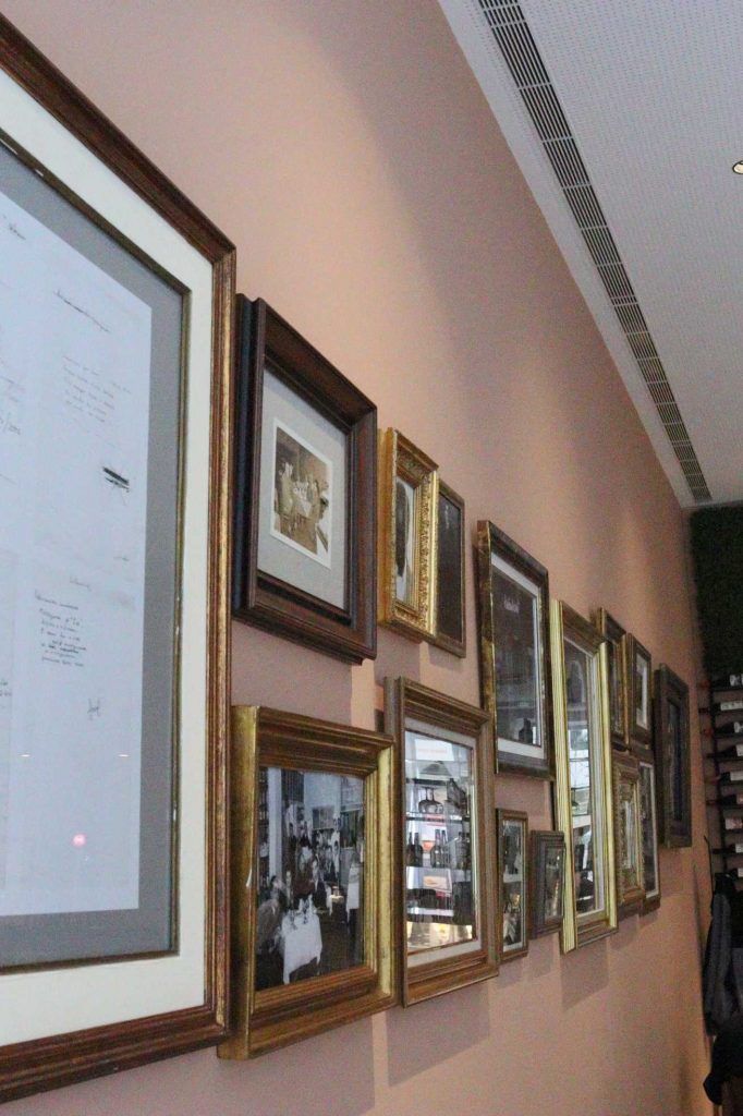 decoração com quadro história centenária do restaurante a regaleira
