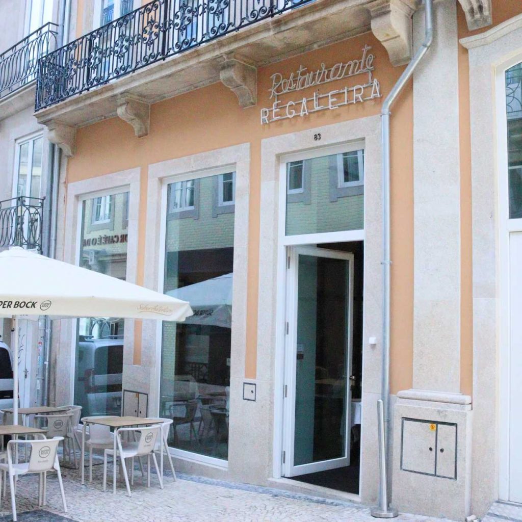 fachada do restaurante a regaleira com esplanada na rua do bonjardim no porto