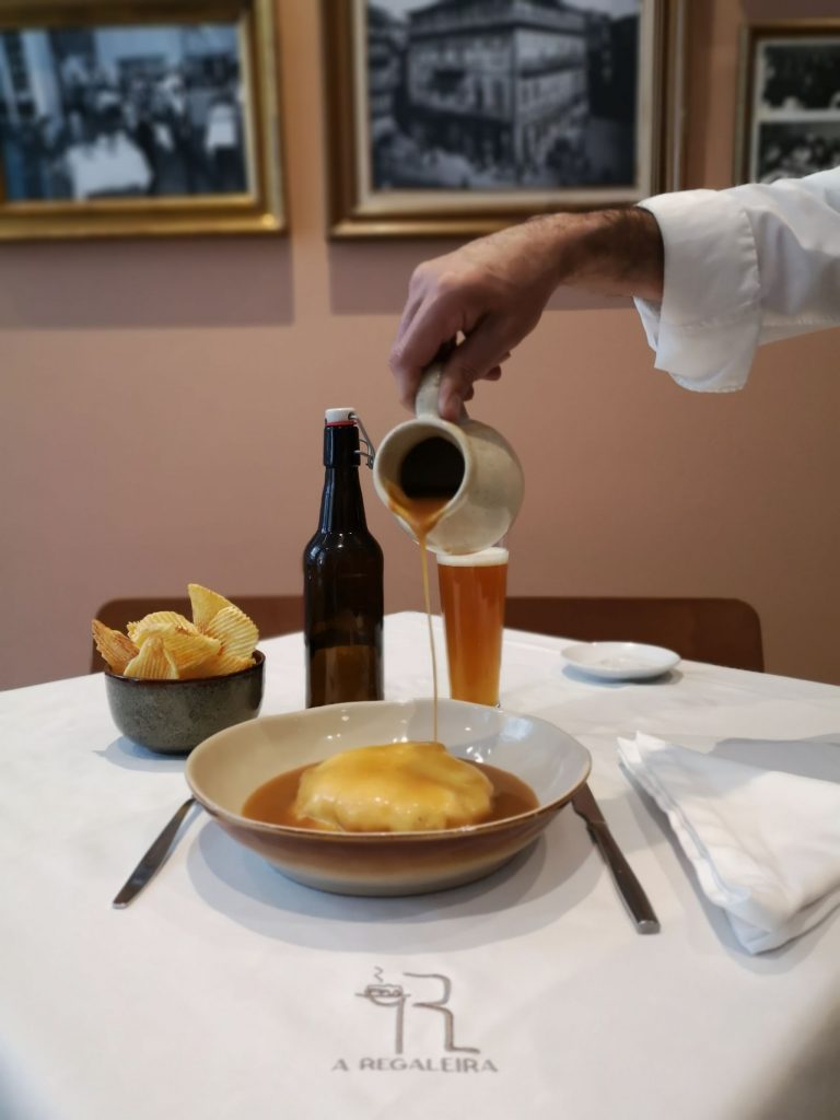 francesinha especial original do restaurante a regaleira no porto - com molho especial e único