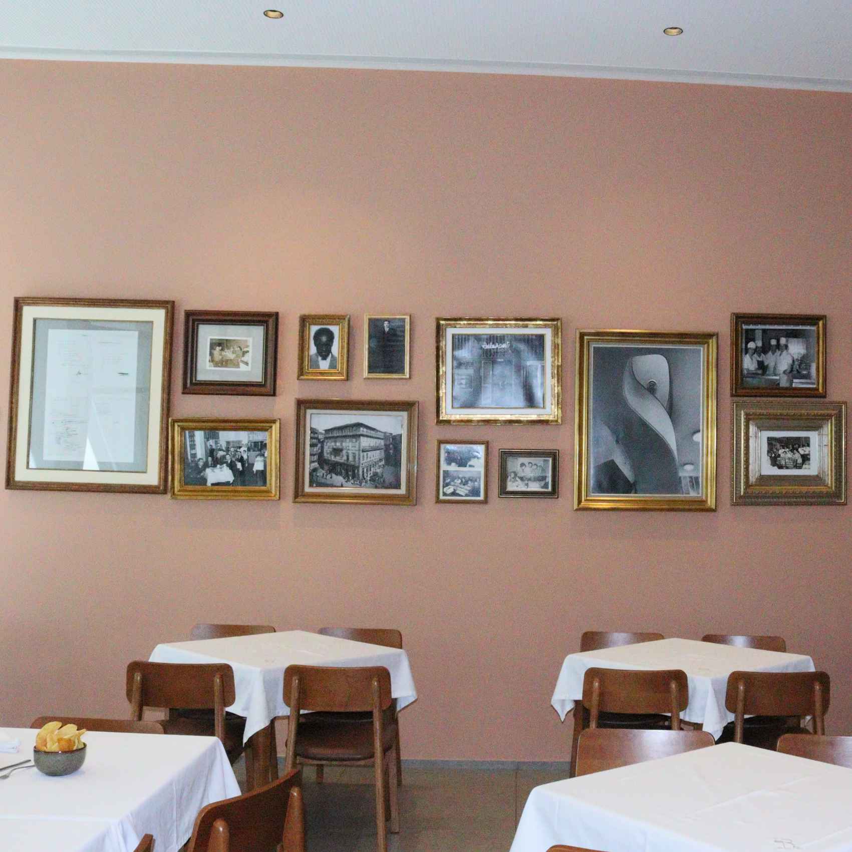 interior do restaurante a regaleira criador da francesinha original aberto desde 1934