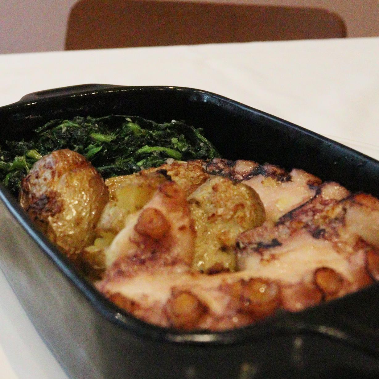 especialidades a regaleira - polvo à lagareiro no restaurante a regaleira no centro do porto