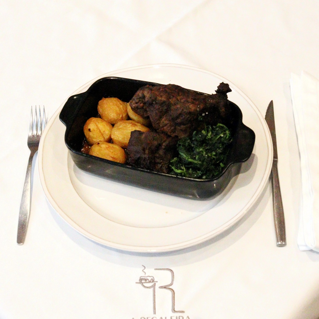 especialidades a regaleira - vitela assada com batas no restaurante a regaleira no centro do porto